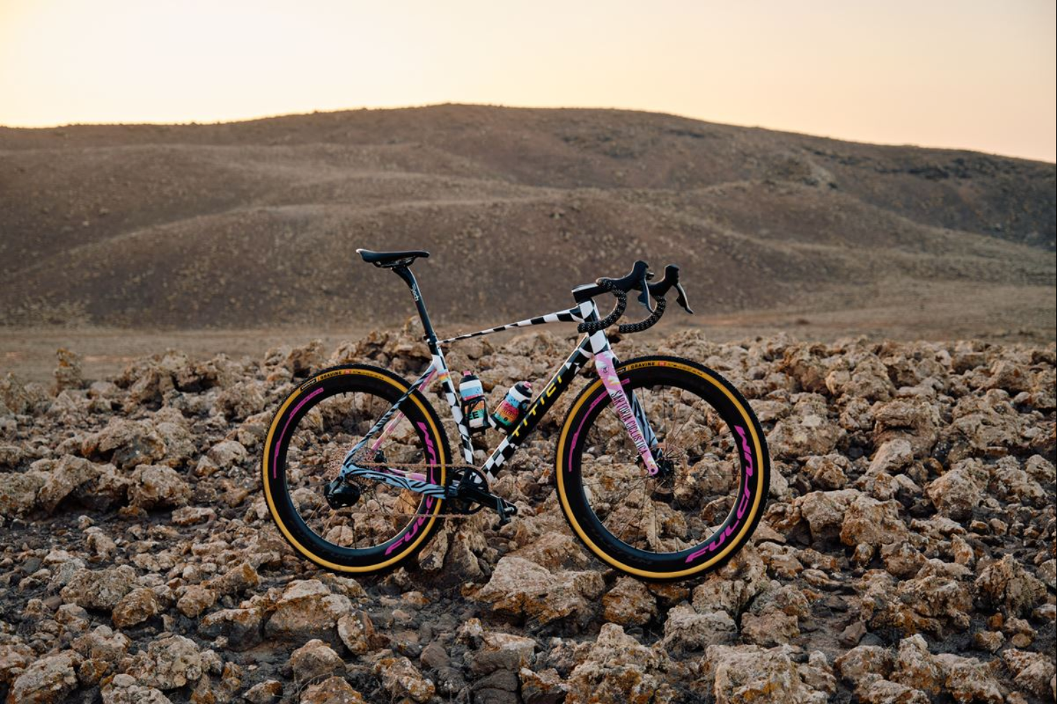LA STRAVAGANTE TITICI RELLI DEL SARTORIA CICLISTICA GRAVEL TEAM: FULCRUM, DEDA E TANTA ITALIA